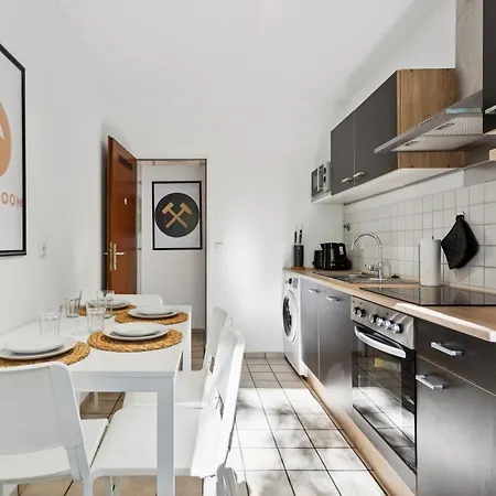 Modernes 2 Schlafzimmer Mit Balkon Apartment *